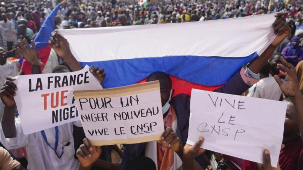 Niger : “La grande difficulté pour la France au Sahel est de devoir gérer l’urgence et l’histoire en même temps” (Bakary Sambe)