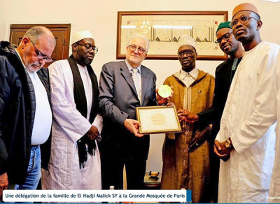 La grande mosquée de Paris remet à Cheikh El Hadji Malick Sy la médaille des grands bâtisseurs des mosquées, à titre posthume.