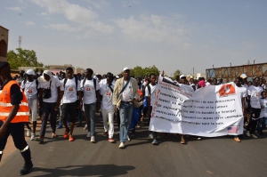 Pour la cohésion nationale et l’éducation à la paix : Timbuktu Institute et les élèves de Kaolack « en marche »