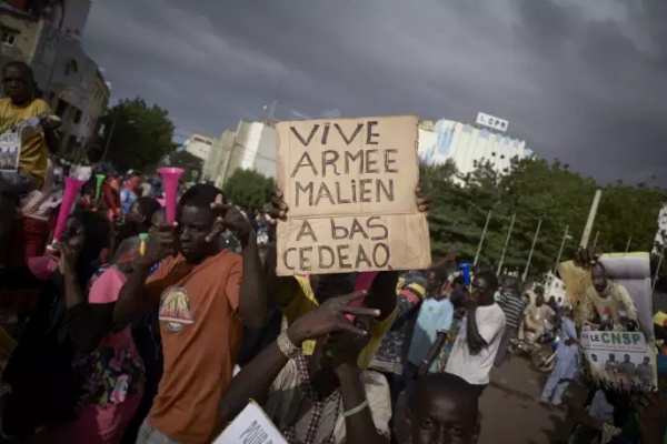 Tergiversations à Bamako, menaces sur les pays de la région